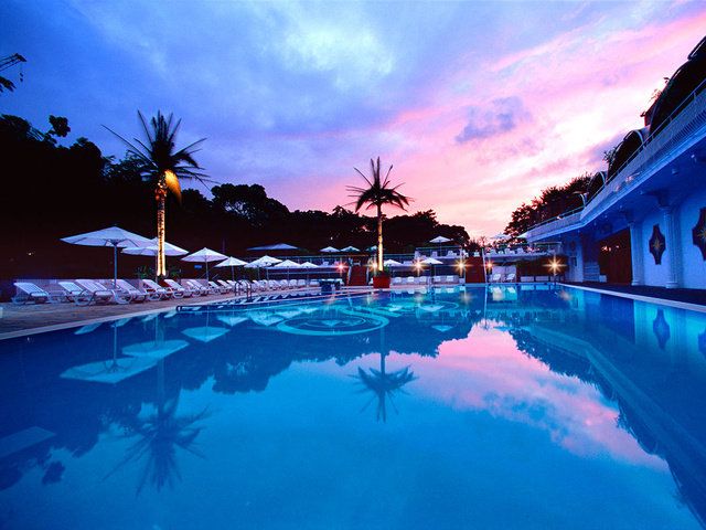 Swimming pool, Resort, Sky, Vacation, Resort town, Palm tree, Leisure, Reflection, Tropics, Hotel, 
