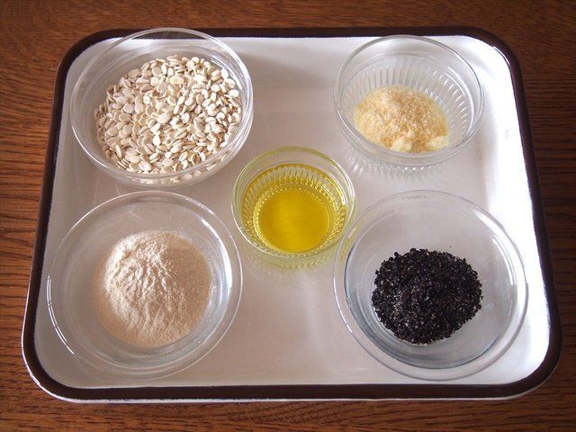 Ingredient, Food, Flour, Powder, Kitchen utensil, Bread flour, Corn starch, All-purpose flour, Whole-wheat flour, Thickening agent, 