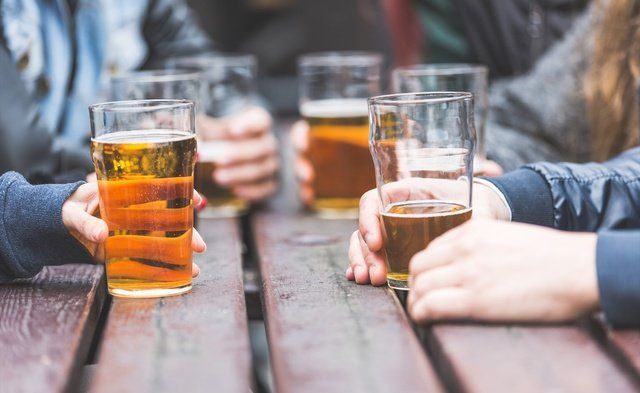 Drink, Alcohol, Alcoholic beverage, Distilled beverage, Beer, Liqueur, Hand, Bia hơi, Beer glass, Cocktail, 