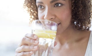 実はそこまでダイエット効果は期待できない モデルが愛するレモンウオーターの 真実
