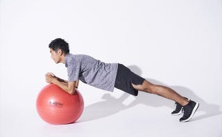 自宅でできる 体幹を鍛えるバランスボールの効果的な使い方とトレーニング法