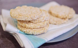 ヘルシースナックにもなるライスケーキが人気