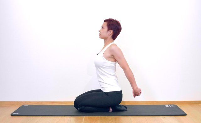 Physical fitness, Shoulder, Yoga mat, Sitting, Arm, Standing, Joint, Leg, Mat, Balance, 