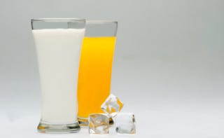 朝はオレンジジュース それともミルク