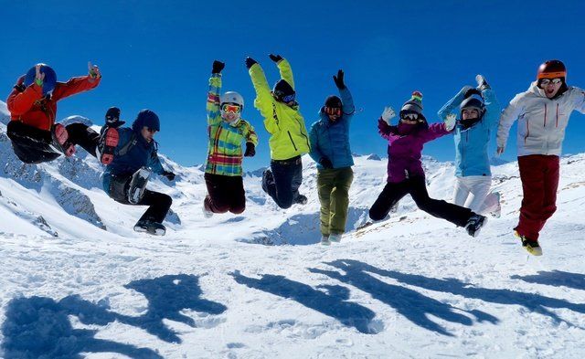 Snow, Fun, Recreation, Geological phenomenon, Winter, Ski, Ski Equipment, Winter sport, Playing in the snow, Footwear, 