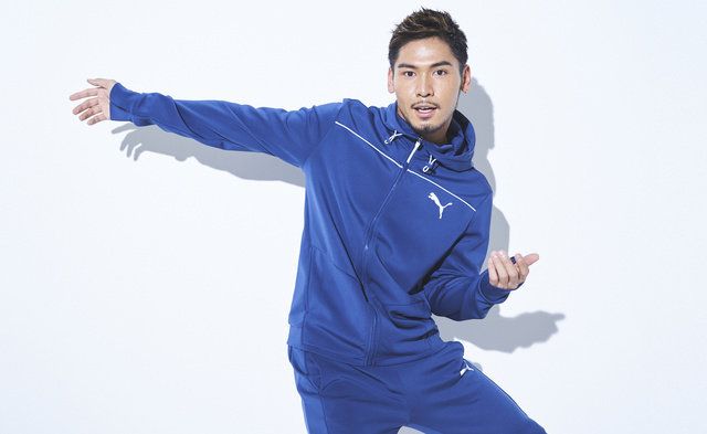 Blue, Outerwear, Standing, Sleeve, Gesture, T-shirt, T'ai chi ch'uan, Sportswear, Pajamas, Electric blue, 