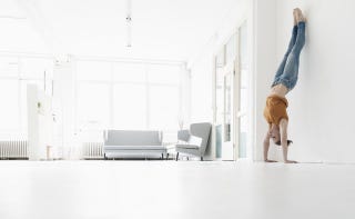 ヨガで逆立ちになる恐怖を克服する方法って