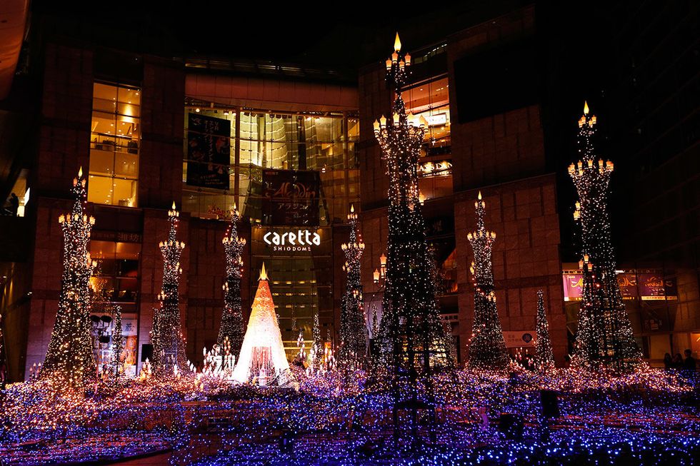 Lighting, Night, Light, Landmark, Urban area, Christmas lights, Architecture, City, Building, Tree, 