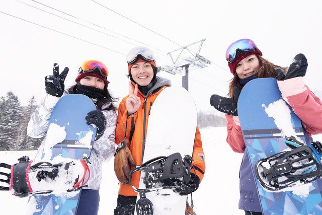 Snow, Winter, Snowboard, Snowboarding, Ski helmet, Playing in the snow, Winter sport, Ski Equipment, Ski, Sports equipment, 