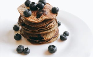 Fit Foodies佐々木ルミさんのボディメイクレシピ ダイエット中にも満足 バナナプロテインパンケーキ