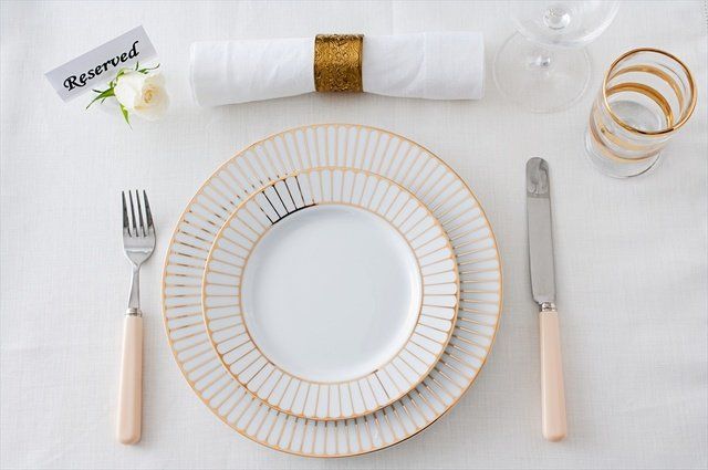 Dishware, Plate, Placemat, Tableware, Tablecloth, Dinnerware set, Porcelain, Textile, Linens, Serveware, 