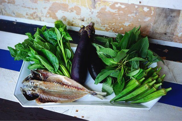 Food, Fish, Dish, Cuisine, Vegetable, Romaine lettuce, Ingredient, Leaf vegetable, Produce, Seafood, 