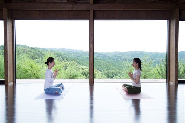 Meditation, Water, Sitting, Leisure, Reflection, Room, Physical fitness, Window, Vacation, Architecture, 