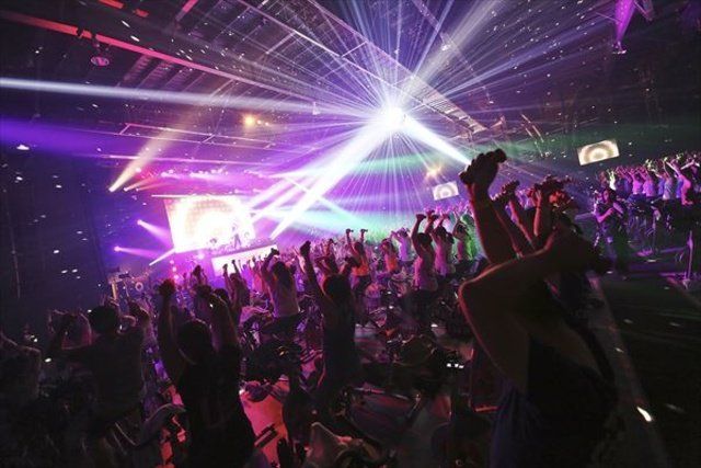 Entertainment, Performance, Disco, Nightclub, Purple, Event, Crowd, Light, Music venue, Magenta, 