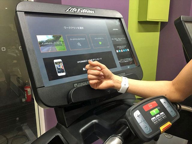 Exercise machine, Gadget, Product, Exercise equipment, Technology, Electronic device, Treadmill, Computer, Elliptical trainer, Hand, 