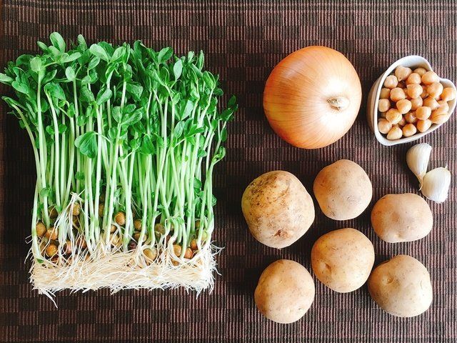 Food, Vegetable, Ingredient, Produce, Leek, Plant, Leaf vegetable, Welsh onion, Scallion, Vegan nutrition, 
