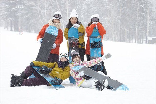 Snow, Winter, Winter sport, Geological phenomenon, Fun, Playing in the snow, Recreation, Footwear, Ski, Ski Equipment, 
