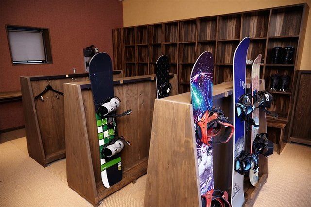 Snowboard, Room, Boardsport, Sports equipment, Snowboarding, Footwear, Recreation, Longboard, Ski, Skateboard, 