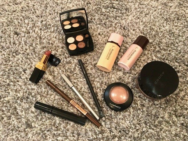 Eye shadow, Cosmetics, Eye, Makeup brushes, Material property, Eye liner, Brush, Lip gloss, 