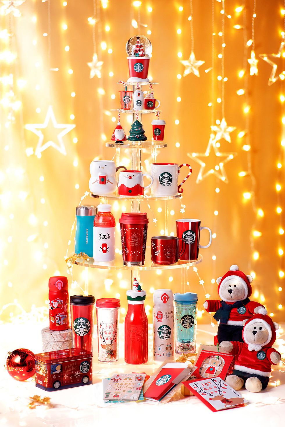 Christmas decoration, Christmas ornament, Red, Christmas, Christmas eve, Christmas tree, Holiday ornament, Event, Interior design, Holiday, 