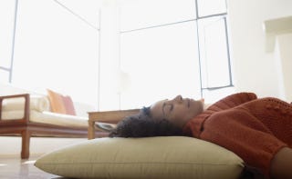 硬い床やベッドが背中にいいはホント 快適な 睡眠環境の正解 を医師がアンサー 硬い床やベッドが背中にいいはホント 快適な 睡眠環境の正解 を医師がアンサー