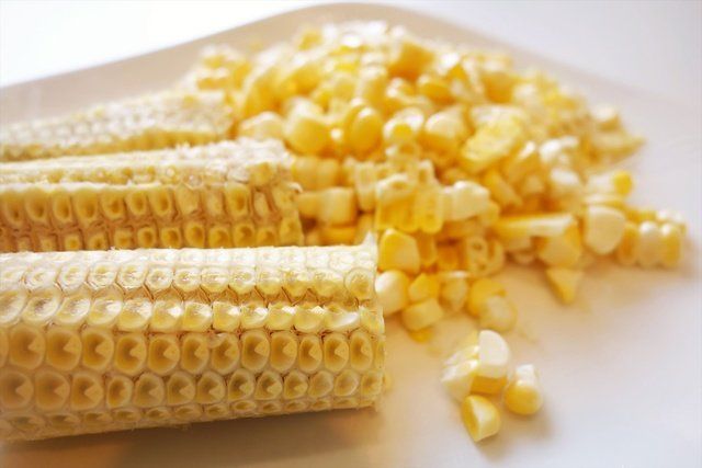 Corn kernels, Corn on the cob, Sweet corn, Food, Corn on the cob, Cuisine, Corn, Hominy, Vegetarian food, Dish, 