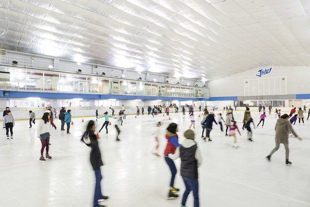Ice skating, Ice rink, Building, Skating, Recreation, Ice skate, Architecture, Ice, Winter, Winter sport, 
