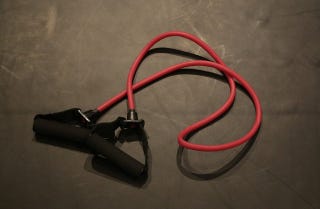 動画 背中と二の腕すっきり チューブトレーニングで美しい上半身を手に入れる