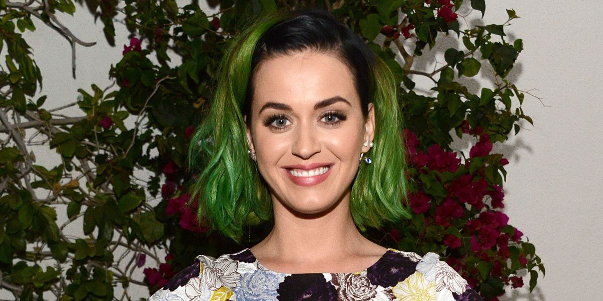 Katy Perry natural hair. Американская певица с зелеными волосами. Кто из знаменитостей с зелеными волосами. Катя Пери красивые зубы как делали.