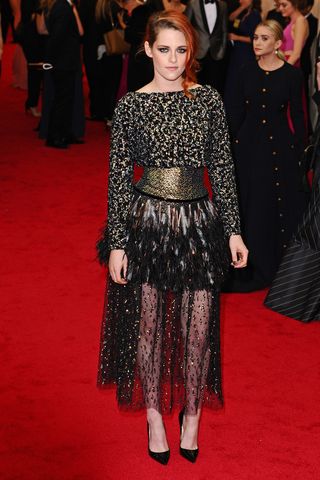 <p>Waist-training while red carpeting = impressive multitasking.</p>