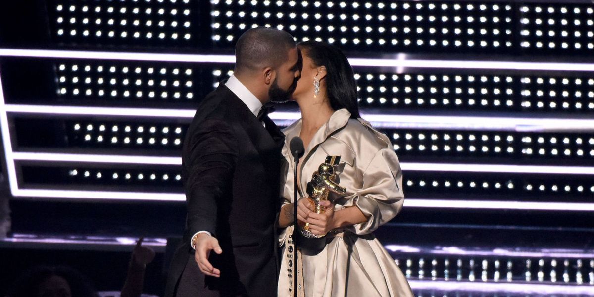 Watch Drake Try to Kiss Rihanna at VMAs Drake Rihanna Kiss VMA