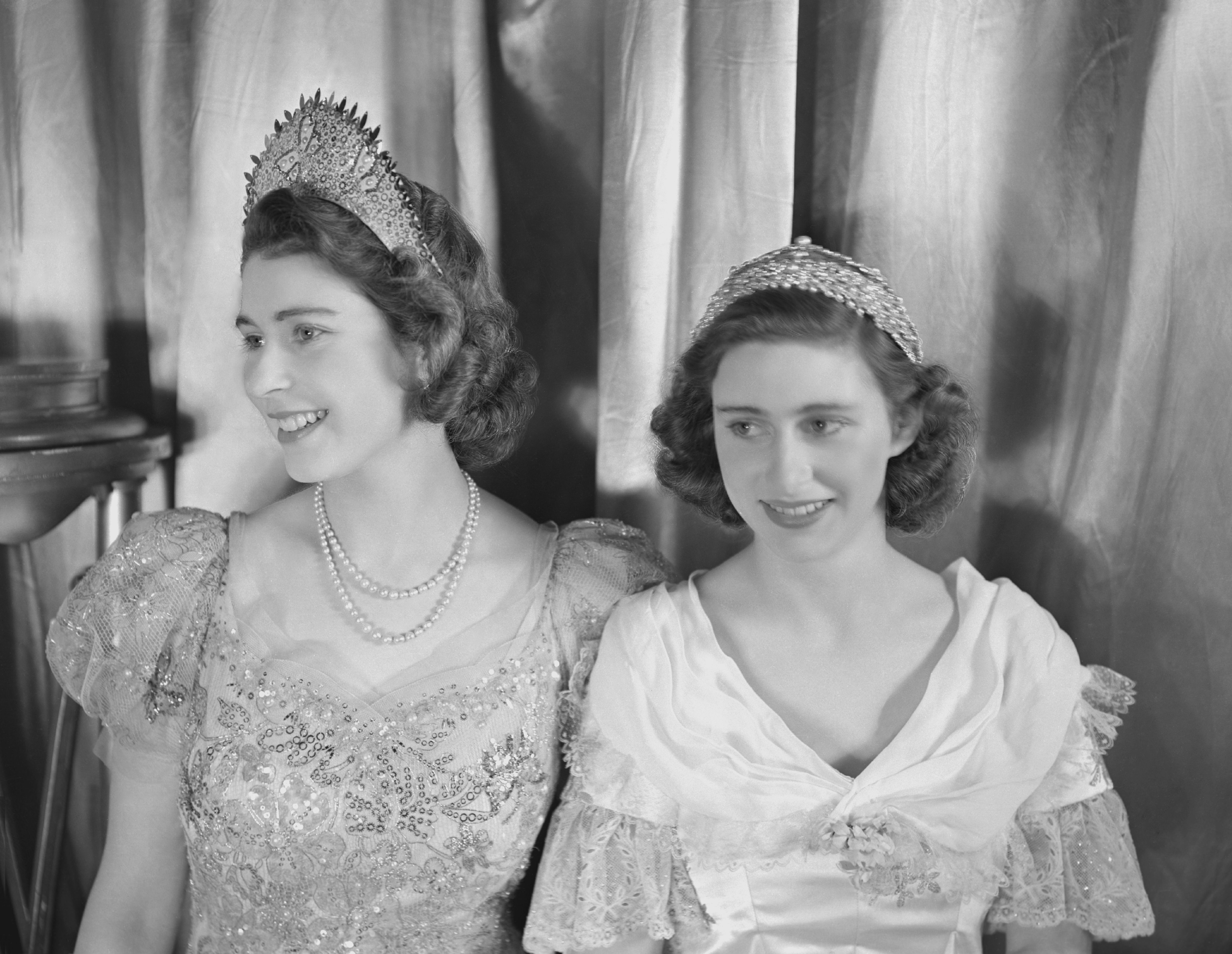 Beautiful Photos Of Queen Elizabeth And Princess Margaret When They Were Young Vintage Pictures Of Queen Elizabeth And Princess Margaret