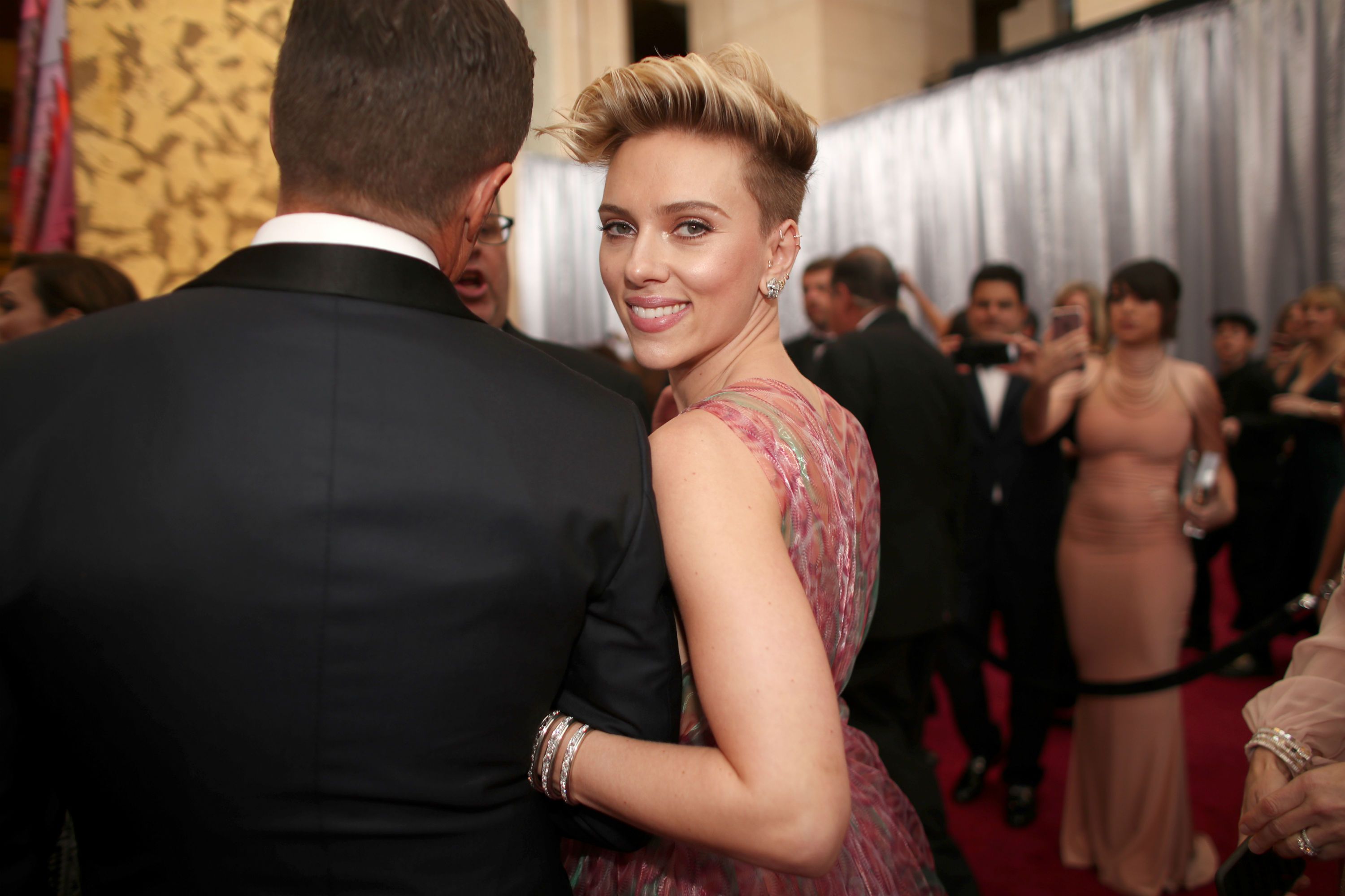 Who Was Scarlett Johansson S Mystery Oscars Date Who Did Scarlett Johansson Take To The 17 Oscars