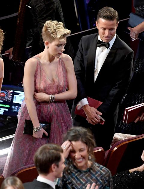 Who Was Scarlett Johansson S Mystery Oscars Date Who Did Scarlett Johansson Take To The 17 Oscars