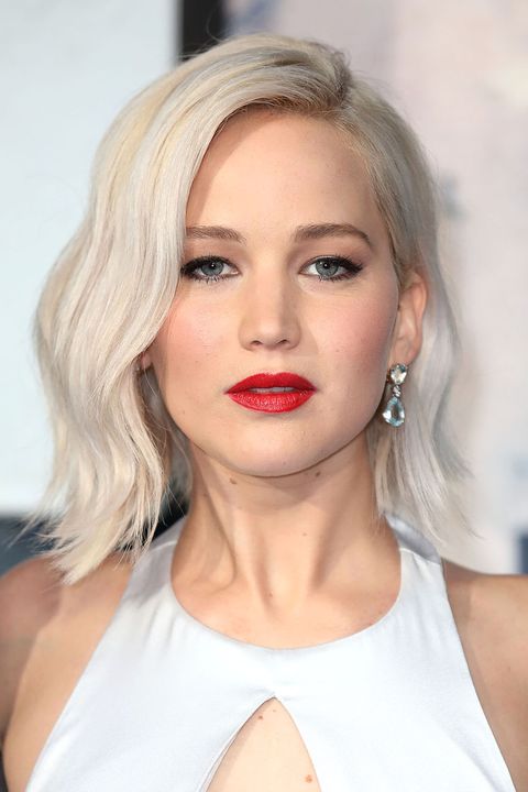 <p>JLaw's cooler-than-cool shade&nbsp;walked the line between silver and classic platinum blonde.