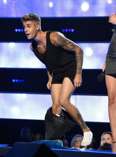 Justin Bieber Undresses Onstage At Fashion Rocks Goes After Title The Body