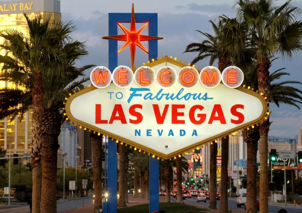 «Benvenuti nella favolosa Las Vegas» è l’iconica insegna che accoglie milioni di visitatori che arrivano ogni anno nella principale città dello Stato del Nevada