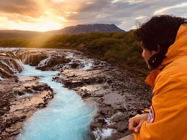 Stefano Tirelli osserva uno dei meravigliosi paesaggi dell'Islanda