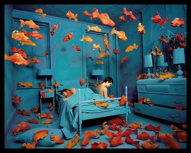 &nbsp;SANDY SKOGLUND, Revenge of the Goldfish 1981 archival color photograph&nbsp;cm 88.9 x 69.2 ca. Courtesy: Paci contemporary gallery (Brescia – Porto Cervo, IT)