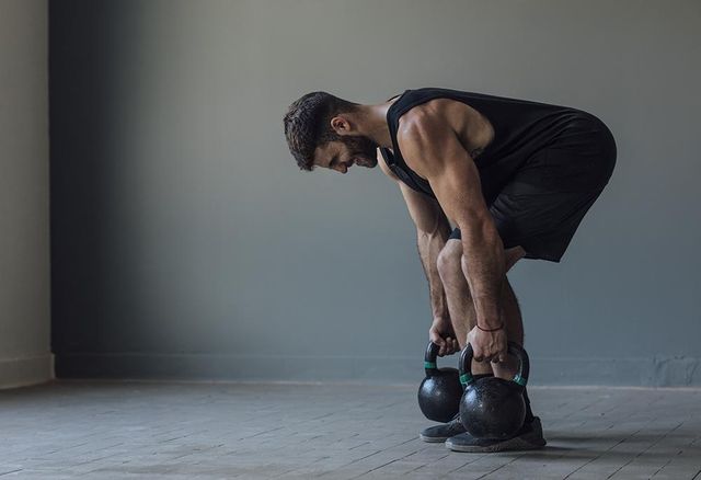 Kettlebell workout: 5 intensi minuti di affondi laterali, row e overhead  press