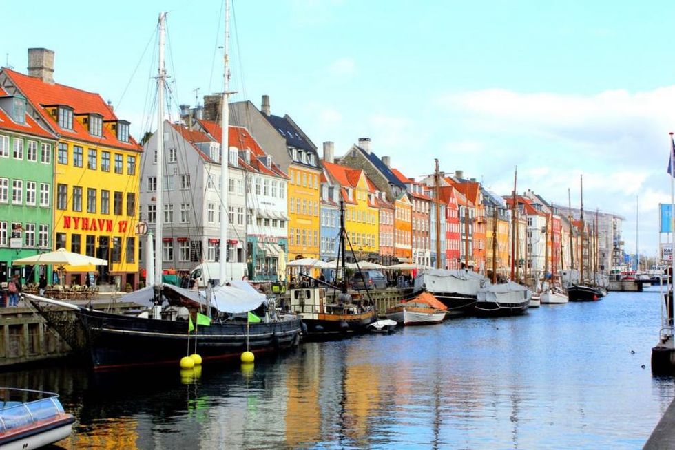 Nyhavn. Uno dei luoghi più iconici e colorati di Copenaghen, dove poter gustare aringhe e schnapps nei ristoranti o godersi una birra sul bordo del canale, come fanno i danesi, osservando la vita rilassata della città.