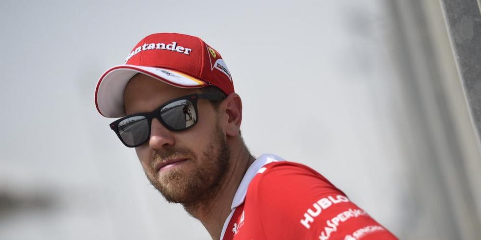 Sebastian Vettel indossa la nuova capsule collection realizzata da Ray-Ban per Ferrari.