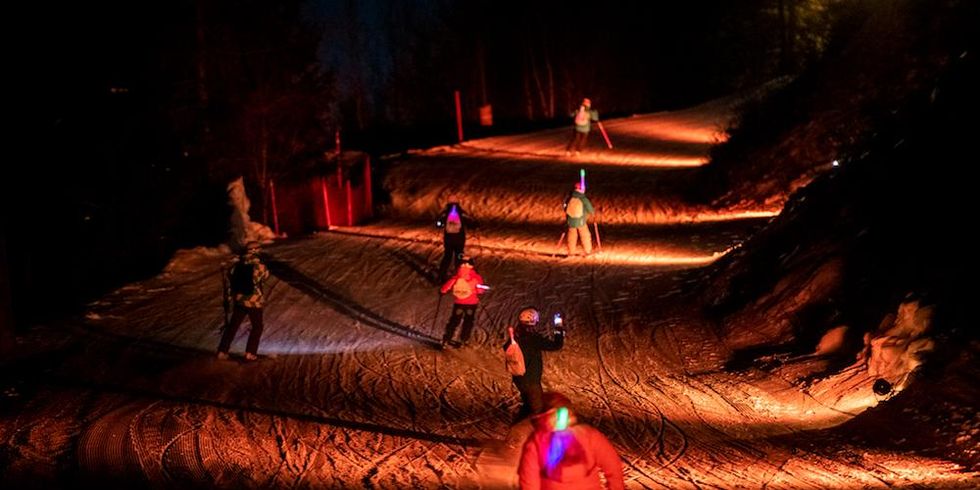 Un momento della discesa collettiva in notturna sulle piste da sci (we glow). Foto Credit LaPresse