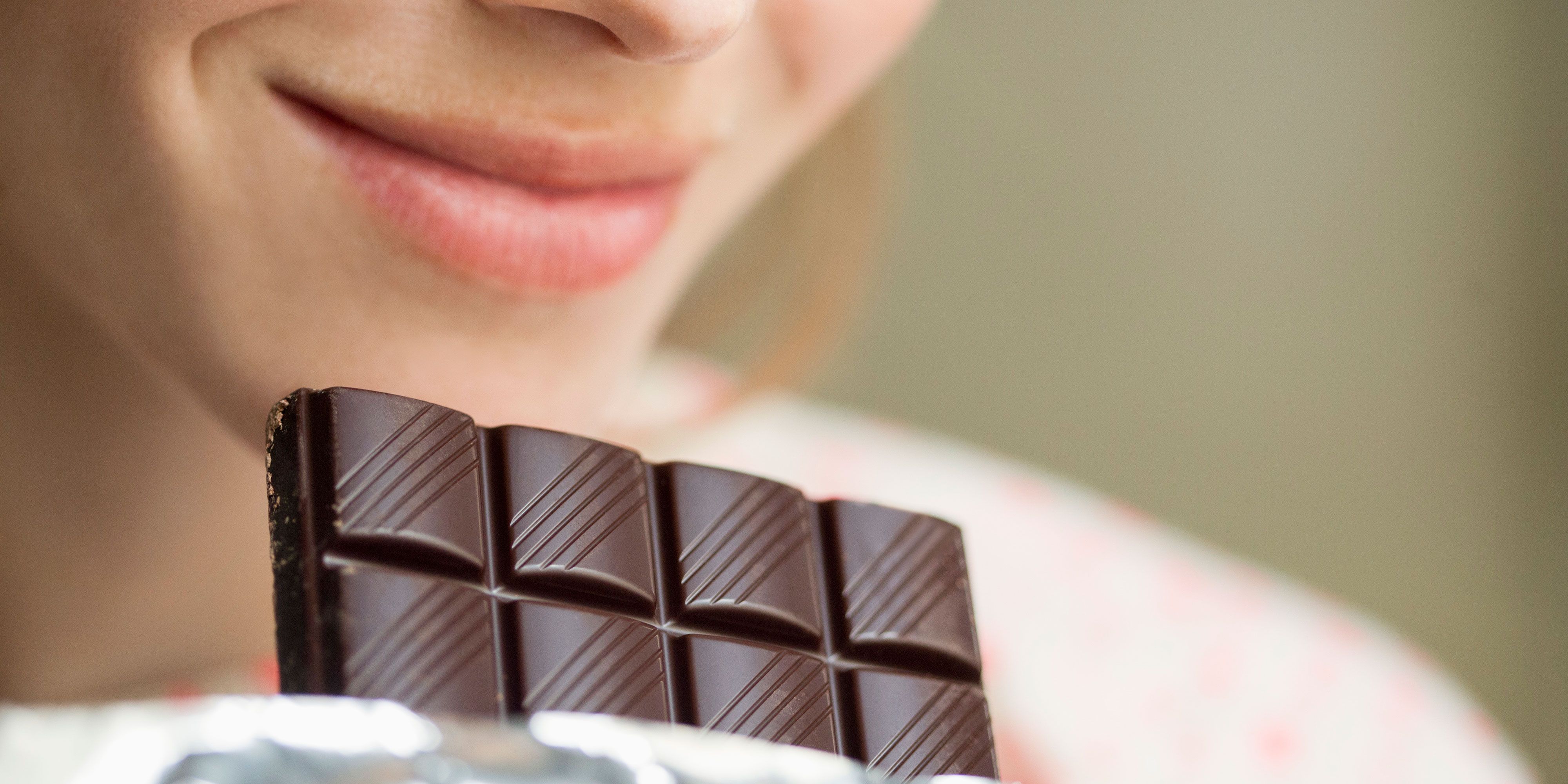 Говорящая шоколада. Девушка в шоколаде. Ест шоколад. Шоколад Горький. Полезный шоколад.