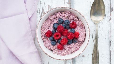  Overnight Oats Porridge mit Himbeeren und Blaubeeren