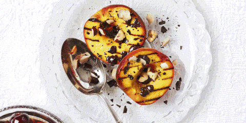Grilled peaches with chocolate