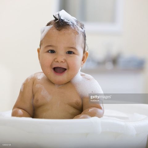 Fluid, Cheek, Skin, Baby bathing, Eyebrow, Child, Bathing, Organ, Toddler, Plumbing, 