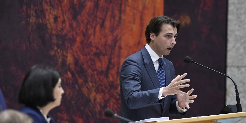 Aanhanger Forum voor Democratie fileert Thierry Baudet en