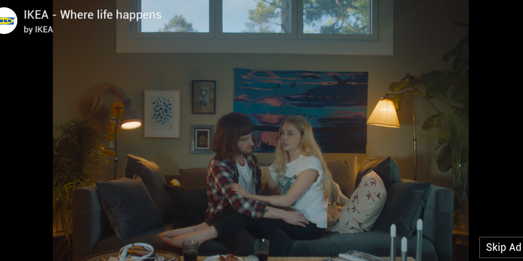 briljante nieuwe ikea reclame maakt van kijker een voyeur