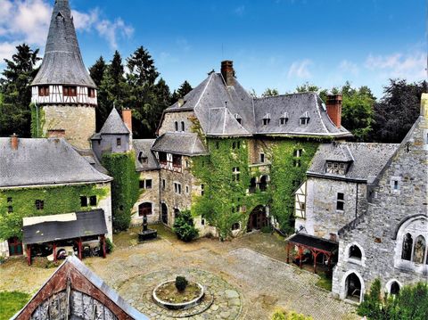 Building, Château, Medieval architecture, Estate, Roof, Architecture, History, House, Village, Manor house, 